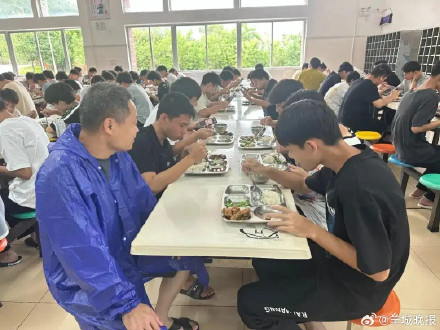 广东出台学生食堂陪餐新规：校领导每学期至少陪餐四次