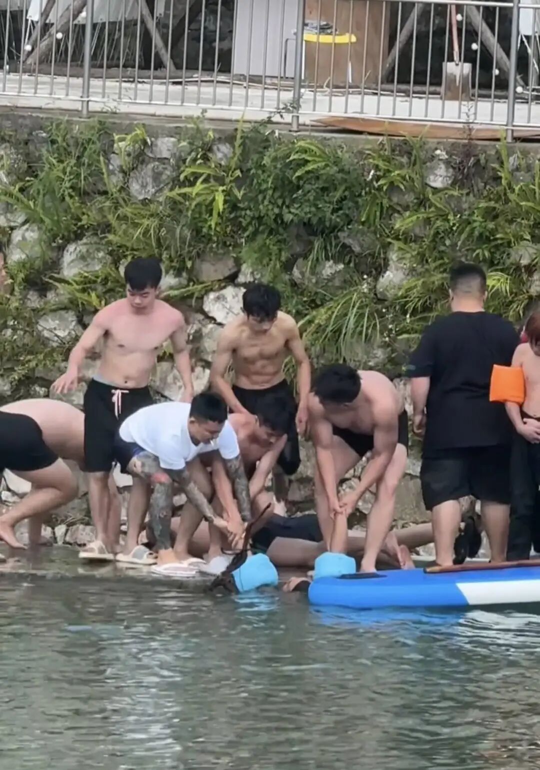 贵州两男子被河中泄洪口吸住,一人被拉起一人被吸进暗道,当地回应:两人都已安全获救 贵州两男子被河中泄洪口吸住,一人被拉起一人被吸进暗道,当地回应:两人都已安全获救