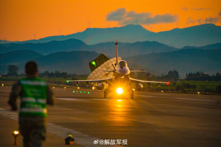 霞光下的空军战机，看不够！