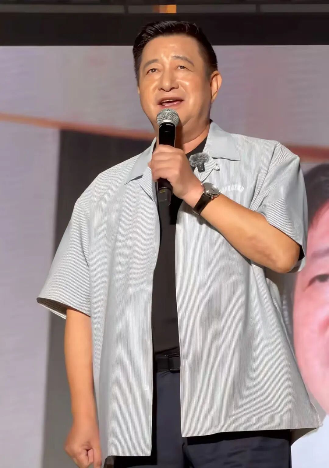 深大副校长献唱《心愿便利贴》，网友：可以参加“浪姐”了