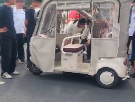 母亲转头与女儿说话瞬间,小儿子摔下车,右腿卡进车轮!送娃路上千万别分心 母亲转头与女儿说话瞬间,小儿子摔下车,右腿卡进车轮!送娃路上千万别分心