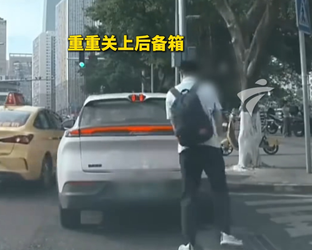 网约车司机没有帮忙搬行李，男子竟将后备箱物品甩出车外！网友：没有帮忙的义务