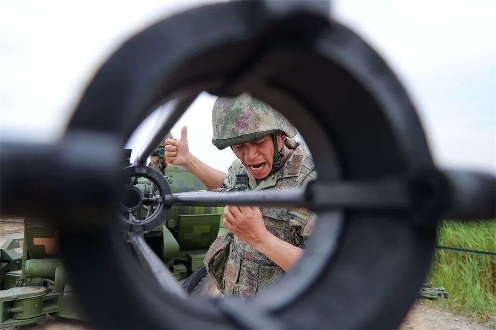 跨昼夜实弹射击,火力全开! 跨昼夜实弹射击,火力全开!