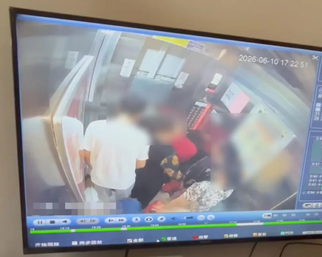 10人被困电梯,保安违规开门,女子逃生时跌入20米深电梯井坠亡! 10人被困电梯,保安违规开门,女子逃生时跌入20米深电梯井坠亡!