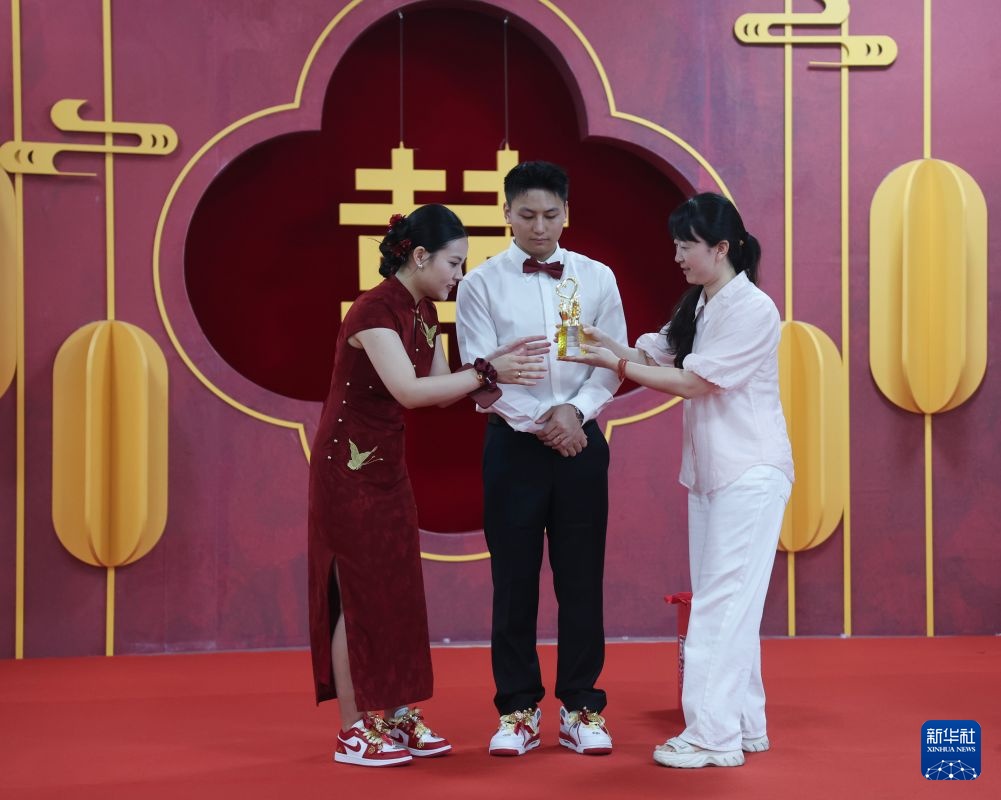 浙江诸暨举办“越风有喜”文明婚礼