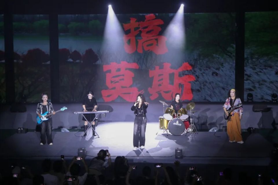 平均50岁最大近60!湖北高校宿管阿姨自制摇滚曲送别毕业生,学生:太“夯”了! 平均50岁最大近60!湖北高校宿管阿姨自制摇滚曲送别毕业生,学生:太“夯”了!