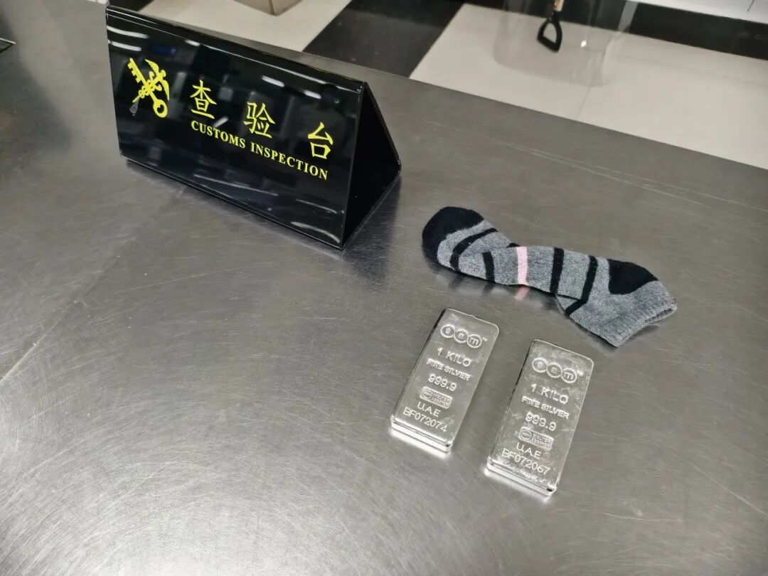 一女子在通过罗湖海关时刻意躲避关员,在拦截检查过程中,查获其内裤中藏匿足银条2块 一女子在通过罗湖海关时刻意躲避关员,在拦截检查过程中,查获其内裤中藏匿足银条2块