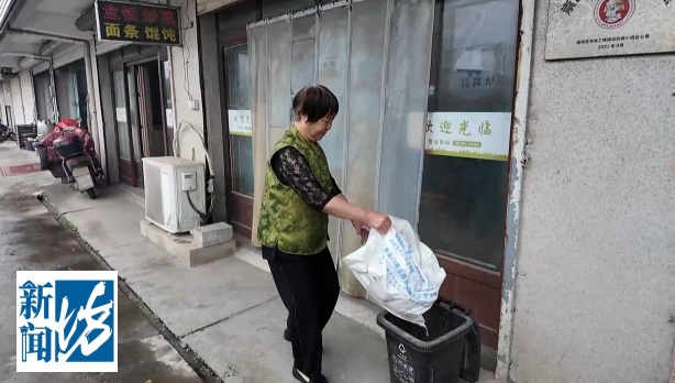 沪一阿姨急煞!现金、黄金装在大衣里扔了,民警翻找垃圾堆2小时 沪一阿姨急煞!现金、黄金装在大衣里扔了,民警翻找垃圾堆2小时