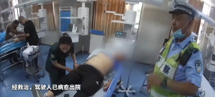 货车司机突发疾病!他们冲了上去…… 货车司机突发疾病!他们冲了上去……