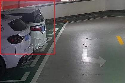 “看，车屁股动了一下！”