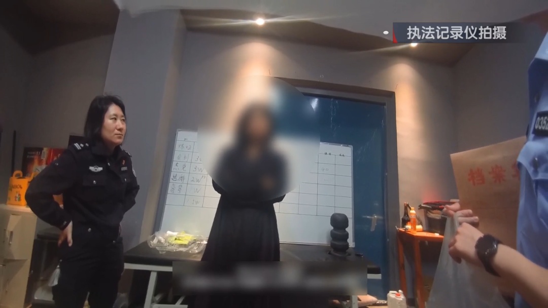 “退衣姐”（女，28岁）被刑拘！一次调包90多件衣服，冲上热搜！
