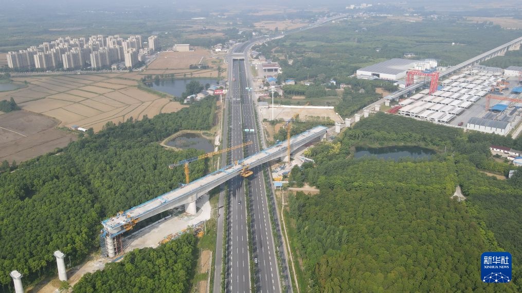 合武高铁庐安特大桥跨G312国道连续梁合龙 合武高铁庐安特大桥跨G312国道连续梁合龙