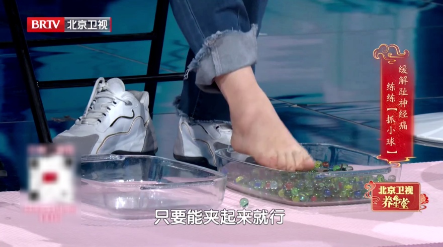 走路多了脚疼不正常?医生:这种疼可能是神经在报警,两个小妙招,轻松护足 走路多了脚疼不正常?医生:这种疼可能是神经在报警,两个小妙招,轻松护足