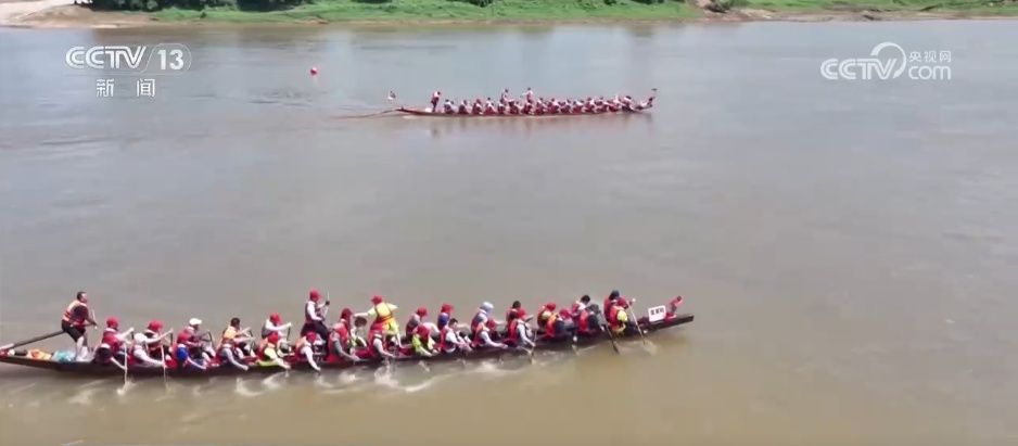 各地打造“龙舟+”沉浸式体验 “民俗+赛事”为文旅市场注入强劲动能 各地打造“龙舟+”沉浸式体验 “民俗+赛事”为文旅市场注入强劲动能