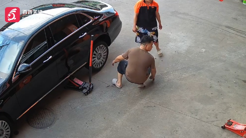 奔驰车补胎时螺丝不见了,调看监控发现一老太“顺手牵羊”,车主追了两条街 奔驰车补胎时螺丝不见了,调看监控发现一老太“顺手牵羊”,车主追了两条街