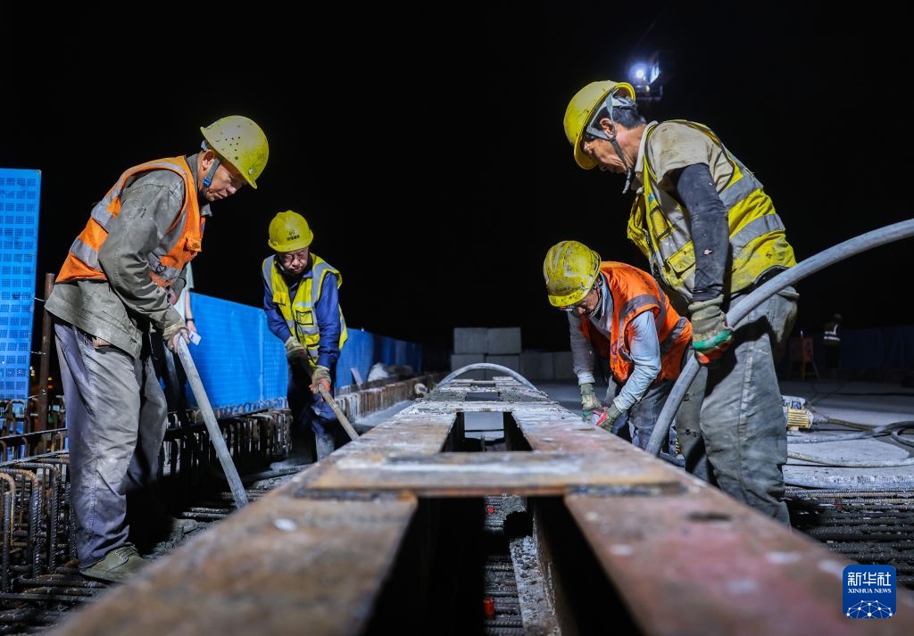 合武高铁庐安特大桥跨G312国道连续梁合龙 合武高铁庐安特大桥跨G312国道连续梁合龙