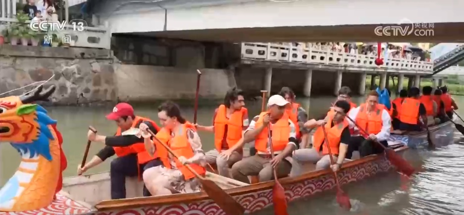 各地打造“龙舟+”沉浸式体验 “民俗+赛事”为文旅市场注入强劲动能 各地打造“龙舟+”沉浸式体验 “民俗+赛事”为文旅市场注入强劲动能