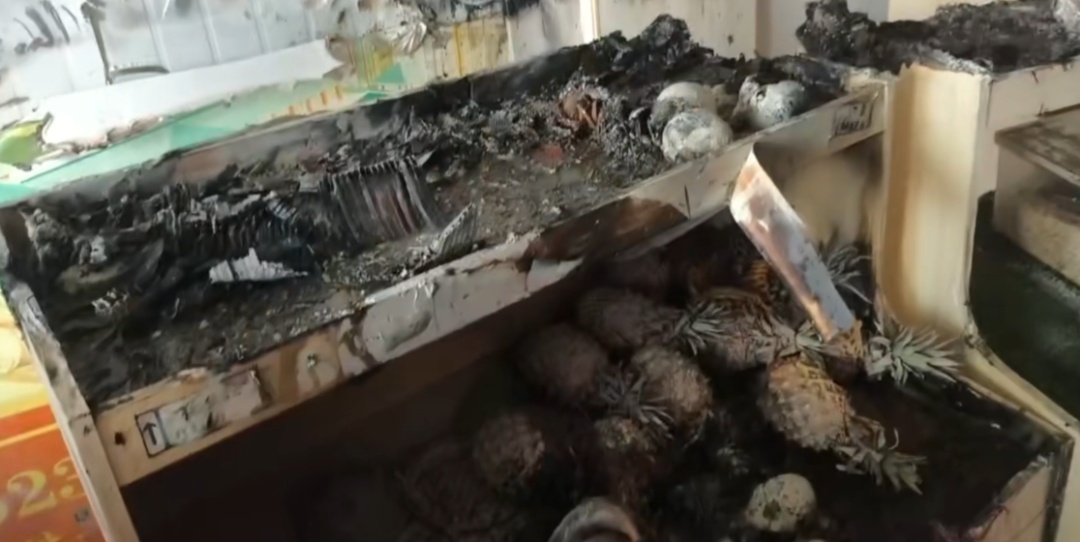 驱蚊“神器”引火烧店!一夜间水果全“熟”了...... 驱蚊“神器”引火烧店!一夜间水果全“熟”了......