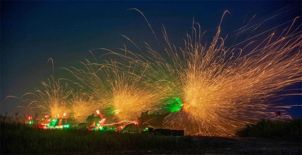 跨昼夜实弹射击,火力全开! 跨昼夜实弹射击,火力全开!