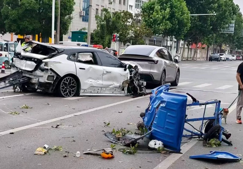 两名环卫工人清晨被撞不幸身亡,警方通报:胡某某(女,23岁) 醉驾 两名环卫工人清晨被撞不幸身亡,警方通报:胡某某(女,23岁) 醉驾