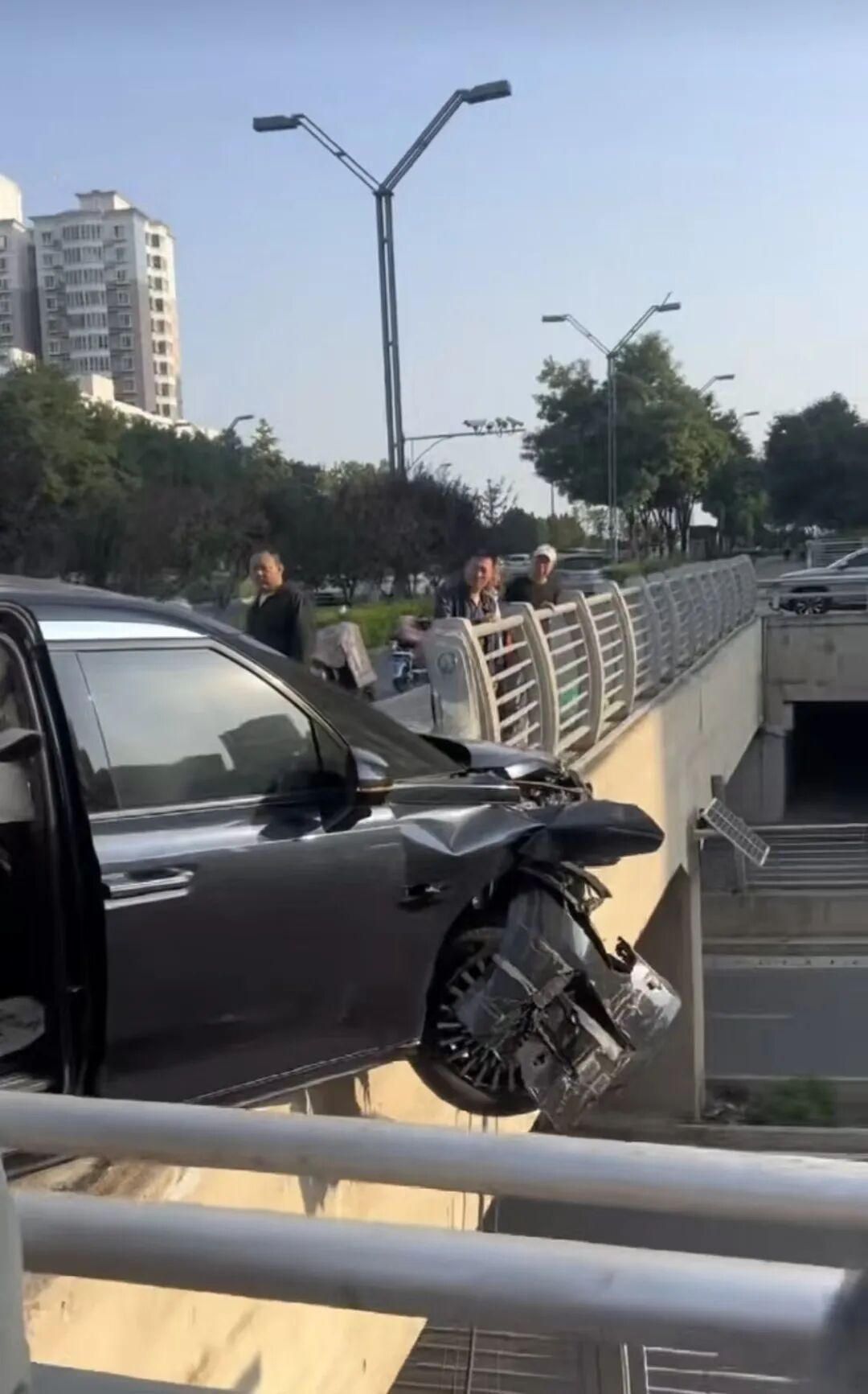 太原一黑色商务车失控撞护栏车头悬空,桥下是行人 交警:司机仅擦伤 太原一黑色商务车失控撞护栏车头悬空,桥下是行人 交警:司机仅擦伤