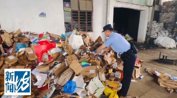沪一阿姨急煞!现金、黄金装在大衣里扔了,民警翻找垃圾堆2小时 沪一阿姨急煞!现金、黄金装在大衣里扔了,民警翻找垃圾堆2小时