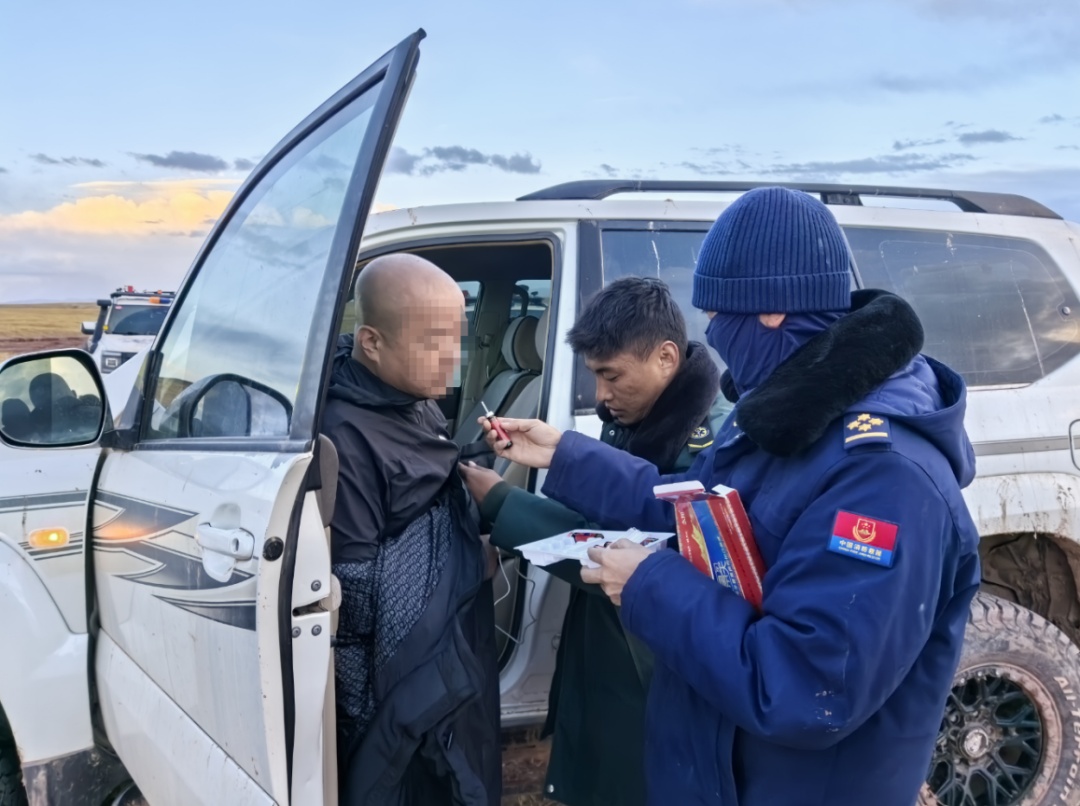 接到无人区里的报警电话后,救援人员经历高反、上百次陷车,5天4夜后终将他们救回 接到无人区里的报警电话后,救援人员经历高反、上百次陷车,5天4夜后终将他们救回