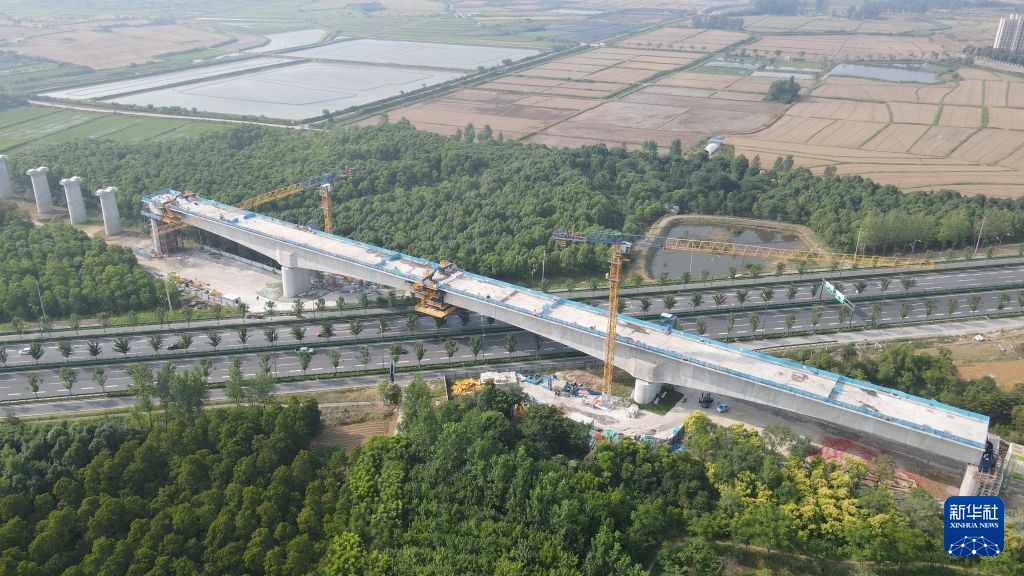 合武高铁庐安特大桥跨G312国道连续梁合龙 合武高铁庐安特大桥跨G312国道连续梁合龙
