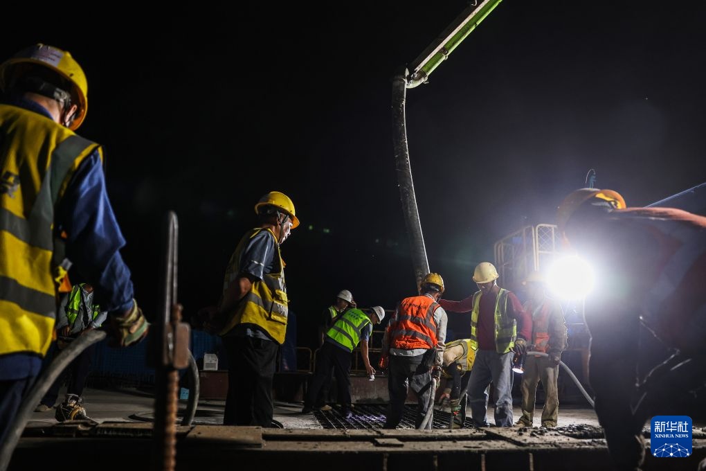 合武高铁庐安特大桥跨G312国道连续梁合龙 合武高铁庐安特大桥跨G312国道连续梁合龙