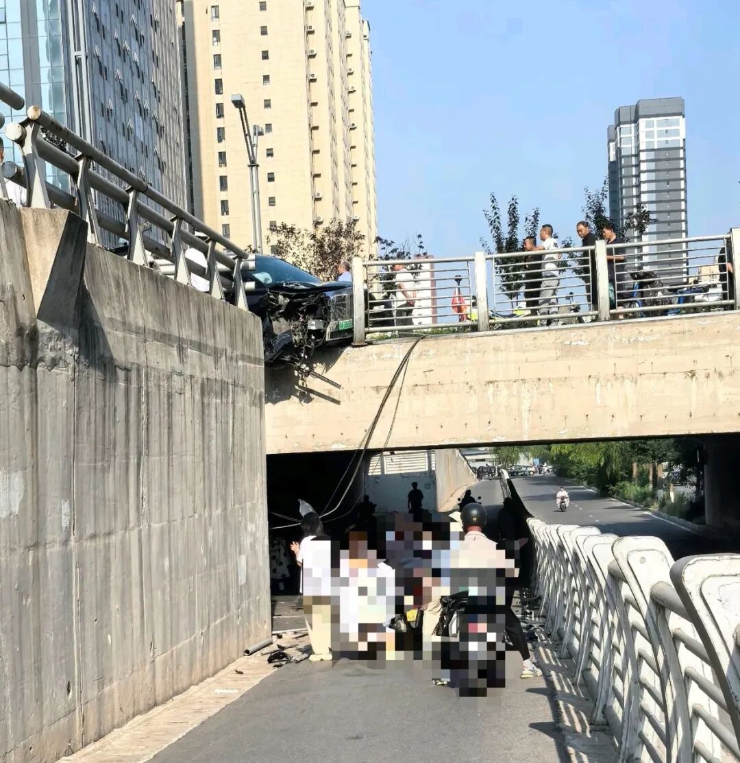 太原一黑色商务车失控撞护栏车头悬空,桥下是行人 交警:司机仅擦伤 太原一黑色商务车失控撞护栏车头悬空,桥下是行人 交警:司机仅擦伤