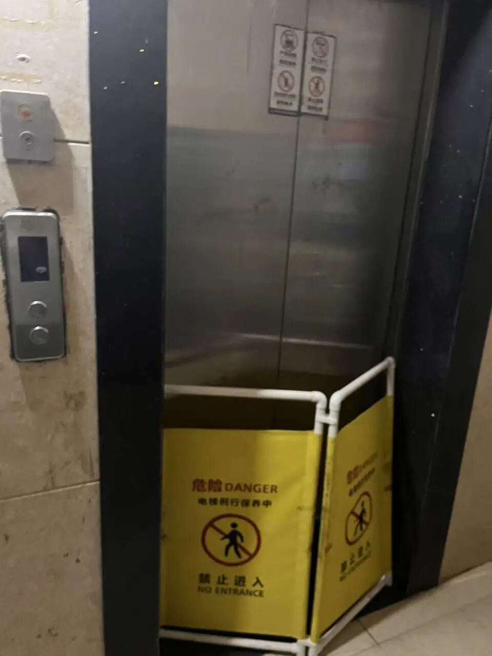 10人被困电梯,保安违规开门,女子逃生时跌入20米深电梯井坠亡! 10人被困电梯,保安违规开门,女子逃生时跌入20米深电梯井坠亡!