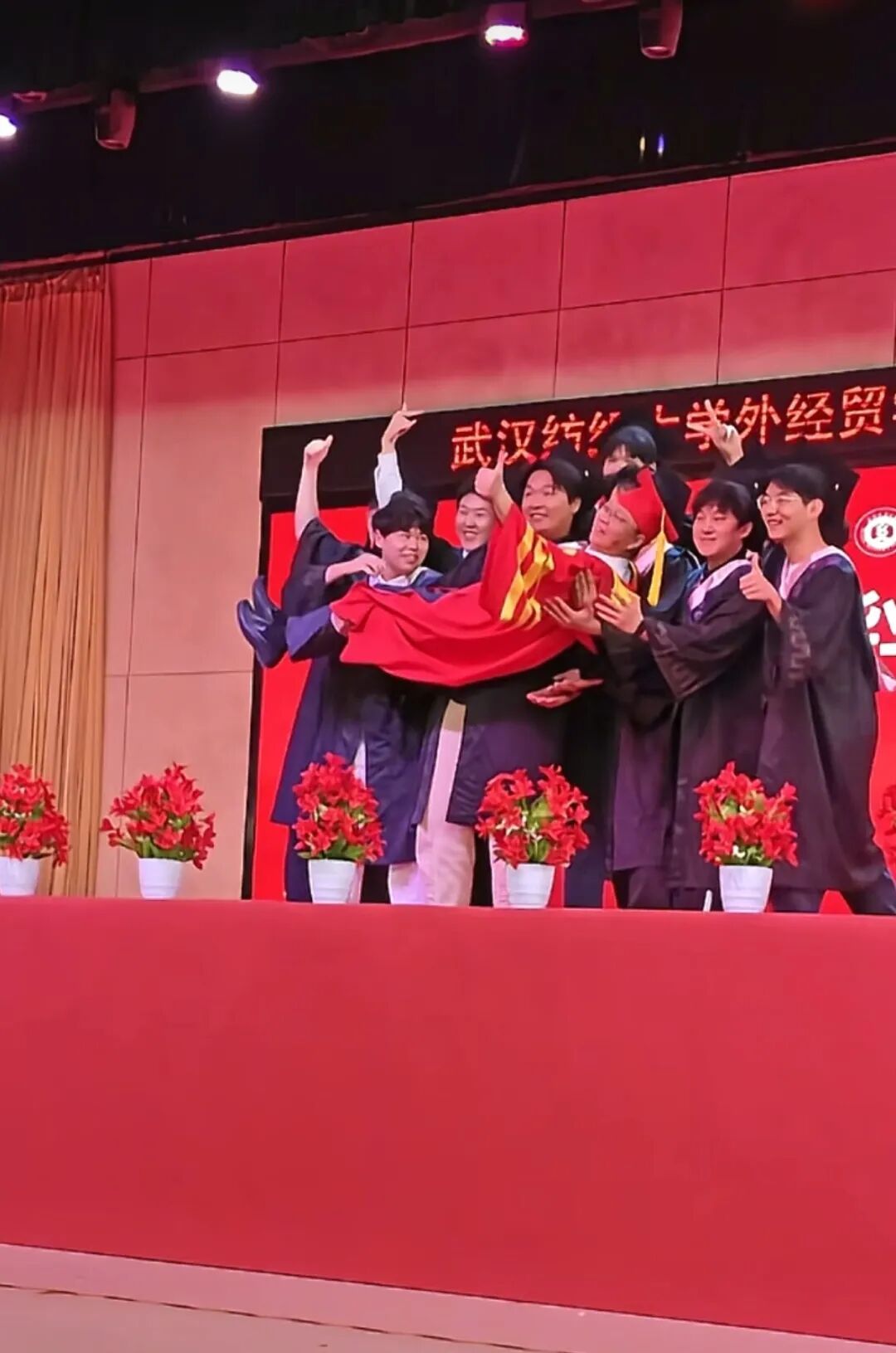 “如果我的愿望是抱起校长呢?”校长:学生想要,学生得到! “如果我的愿望是抱起校长呢?”校长:学生想要,学生得到!
