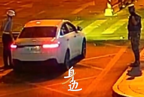 凌晨,一辆网约车突然停在军营门口… 凌晨,一辆网约车突然停在军营门口…