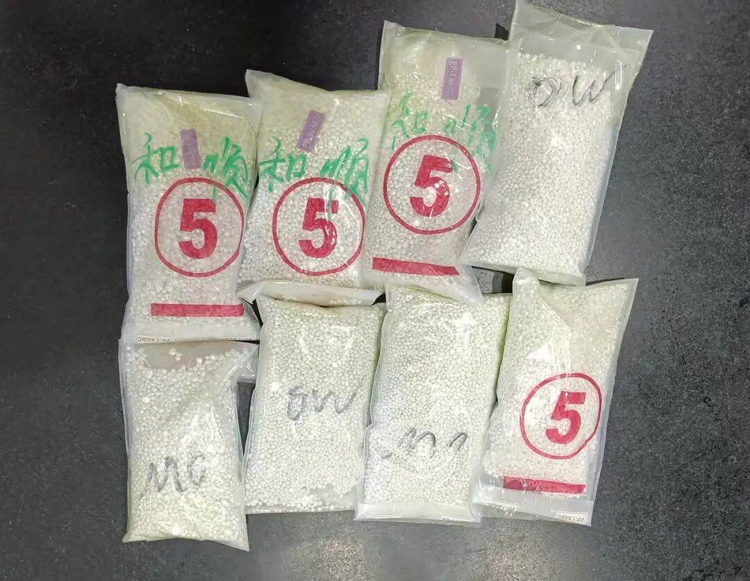一男子经过拱北口岸时,关员从其腰腹处查获用塑料薄膜绑藏的8包银珠,共10千克,目前,该案正在进一步办理中 一男子经过拱北口岸时,关员从其腰腹处查获用塑料薄膜绑藏的8包银珠,共10千克,目前,该案正在进一步办理中