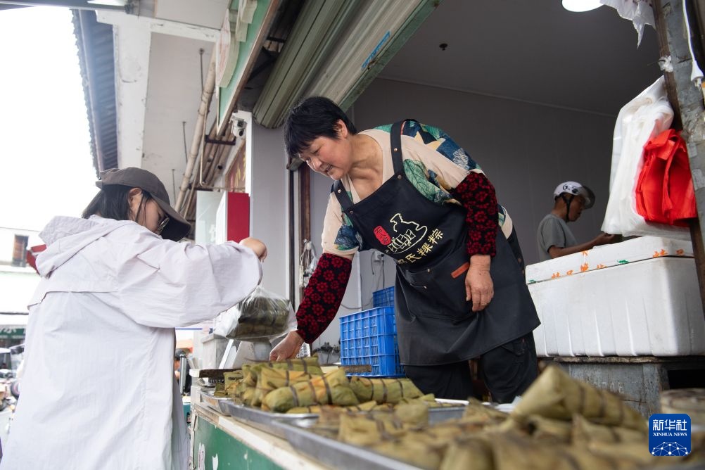 青青箬叶裹风味 缕缕粽香迎端午 青青箬叶裹风味 缕缕粽香迎端午