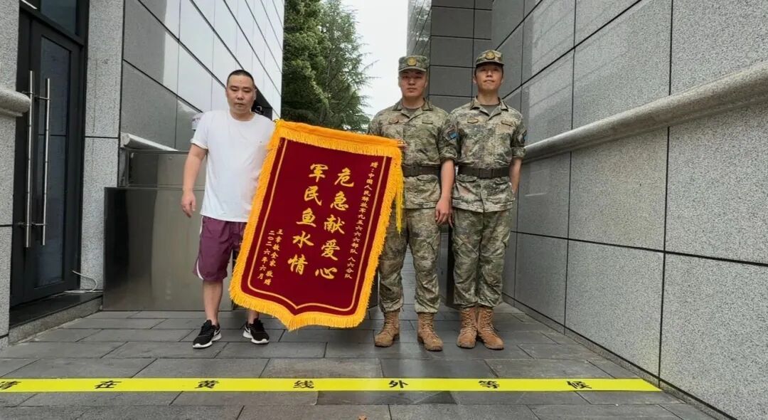 凌晨,网约车突然停在军营门口……因为有一种信任,叫“我知道他们一定会救我” 凌晨,网约车突然停在军营门口……因为有一种信任,叫“我知道他们一定会救我”