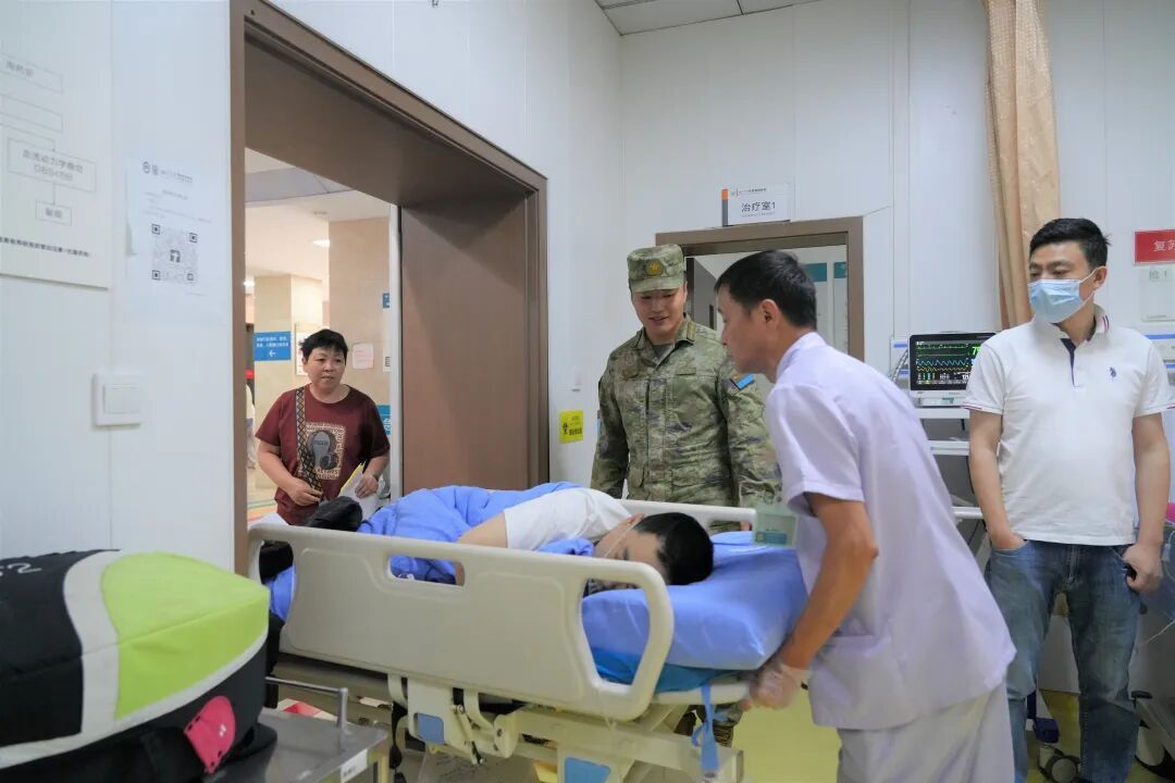 凌晨,网约车突然停在军营门口……因为有一种信任,叫“我知道他们一定会救我” 凌晨,网约车突然停在军营门口……因为有一种信任,叫“我知道他们一定会救我”