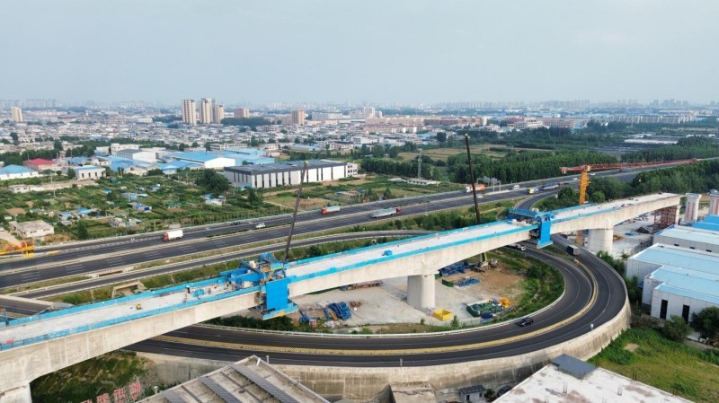 山东:潍宿高铁跨京沪高速匝道连续梁顺利合龙 山东:潍宿高铁跨京沪高速匝道连续梁顺利合龙