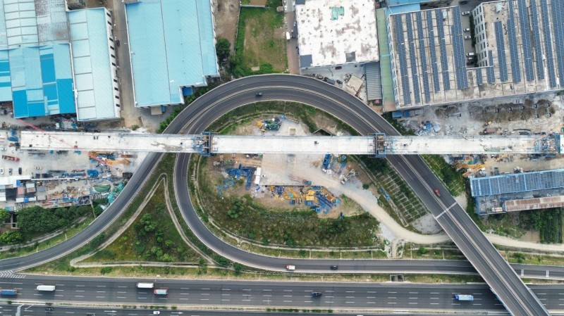 山东:潍宿高铁跨京沪高速匝道连续梁顺利合龙 山东:潍宿高铁跨京沪高速匝道连续梁顺利合龙
