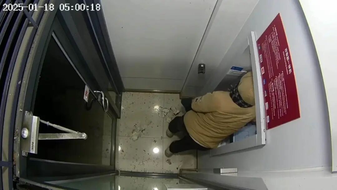现实版“低智商犯罪”！男子用瓦斯罐炸ATM机，机内34万余元分文未得