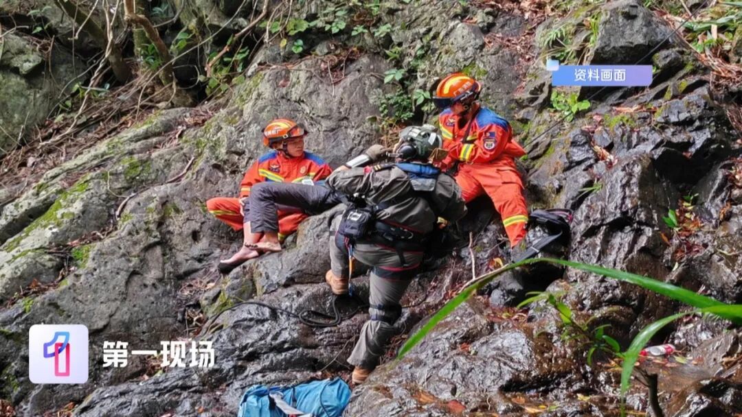 深圳连日暴雨,山涧暴涨成瀑布!有人以身犯险攀岩戏水 深圳连日暴雨,山涧暴涨成瀑布!有人以身犯险攀岩戏水