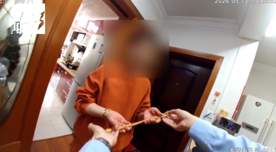 尴尬!沪一女子把老公送的63克金项链藏枕头下,晒被子时甩走了… 尴尬!沪一女子把老公送的63克金项链藏枕头下,晒被子时甩走了…
