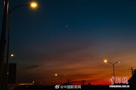 北京现弯月伴晚霞美景 北京现弯月伴晚霞美景