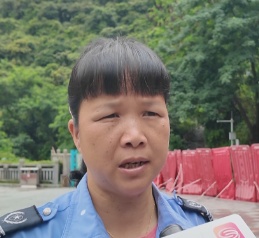 深圳连日暴雨,山涧暴涨成瀑布!有人以身犯险攀岩戏水 深圳连日暴雨,山涧暴涨成瀑布!有人以身犯险攀岩戏水
