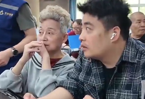 丈母娘幸运选到女婿隔壁公租房，激动落泪！女婿：“再婚也要照顾她！”
