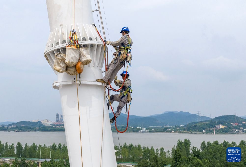 甘浙特高压跨长江输电塔进入组立阶段 甘浙特高压跨长江输电塔进入组立阶段