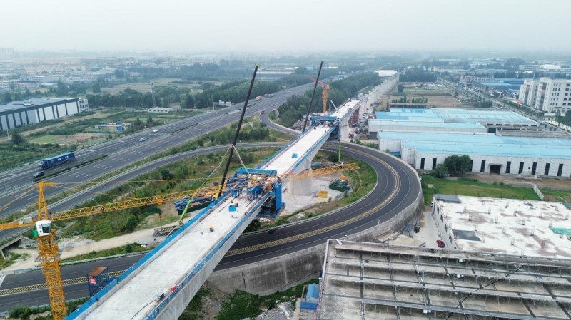 山东:潍宿高铁跨京沪高速匝道连续梁顺利合龙 山东:潍宿高铁跨京沪高速匝道连续梁顺利合龙