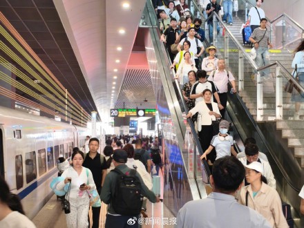长三角多地迎来端午首波客流高峰 长三角多地迎来端午首波客流高峰