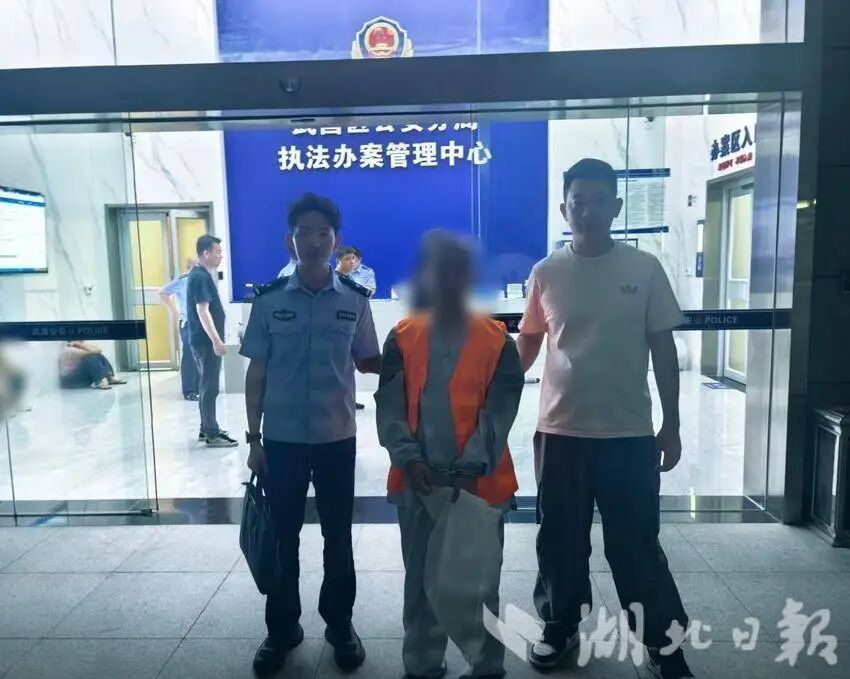 离谱!男子分不清油门和刹车,竟询问AI现学偷车,询问“量刑标准”后仍伸贼手 离谱!男子分不清油门和刹车,竟询问AI现学偷车,询问“量刑标准”后仍伸贼手