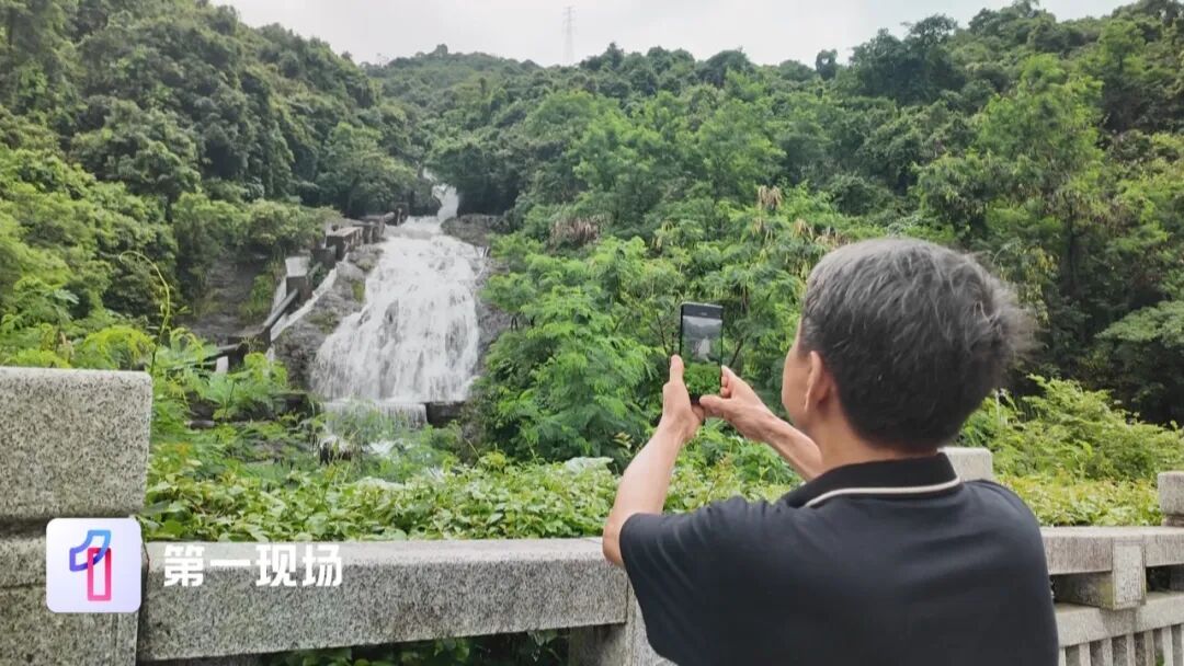 深圳连日暴雨,山涧暴涨成瀑布!有人以身犯险攀岩戏水 深圳连日暴雨,山涧暴涨成瀑布!有人以身犯险攀岩戏水